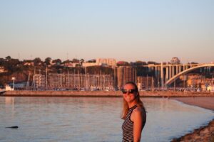 Fran in front of the Ponte da Arrábida