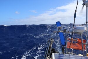 Waves following the stern of Calidris Alba